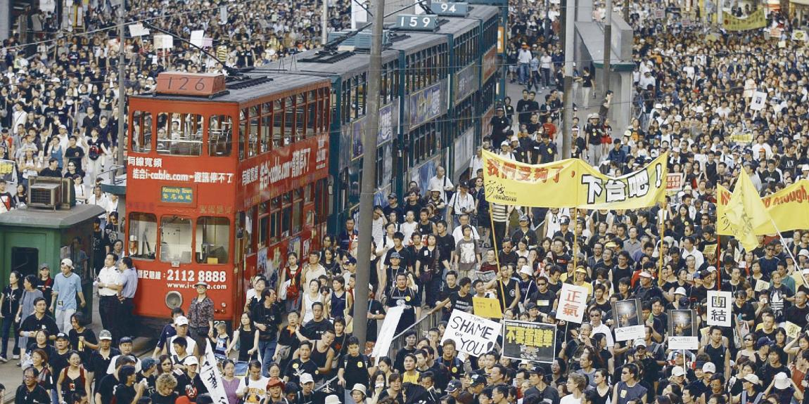 Joukkoliikenne seisoo Hongkongissa